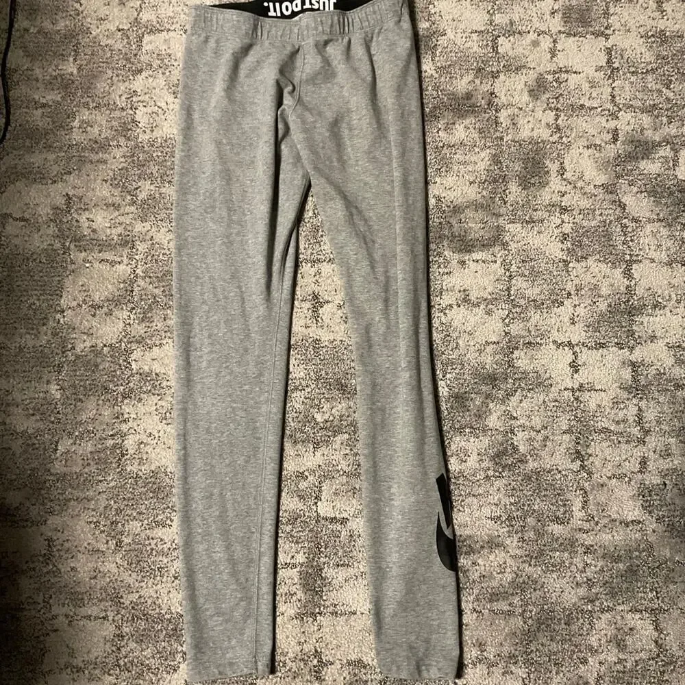 Nike women’s yoga pants in a medium has graphic on the leg‎